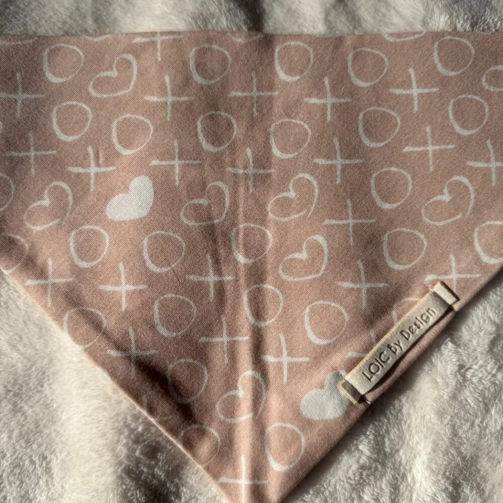 NWT Loic by Design XOXO Pattern Dog Bandana for Valentine's Day, Pink, Size M